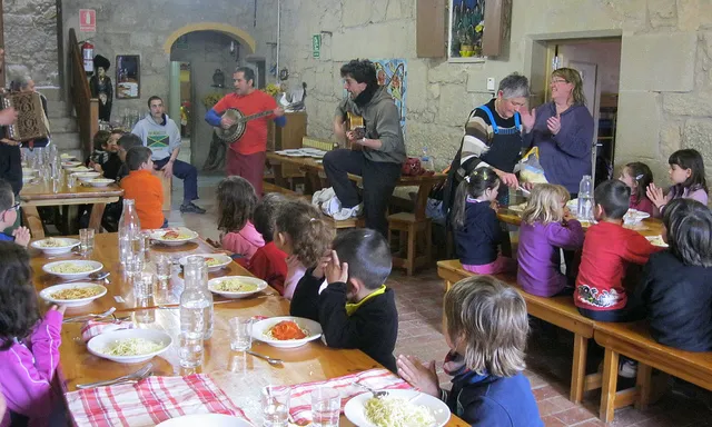 Hora de sopar a les colònies del 2013 de l'Escola Les Vinyes (Font: flickr.com)