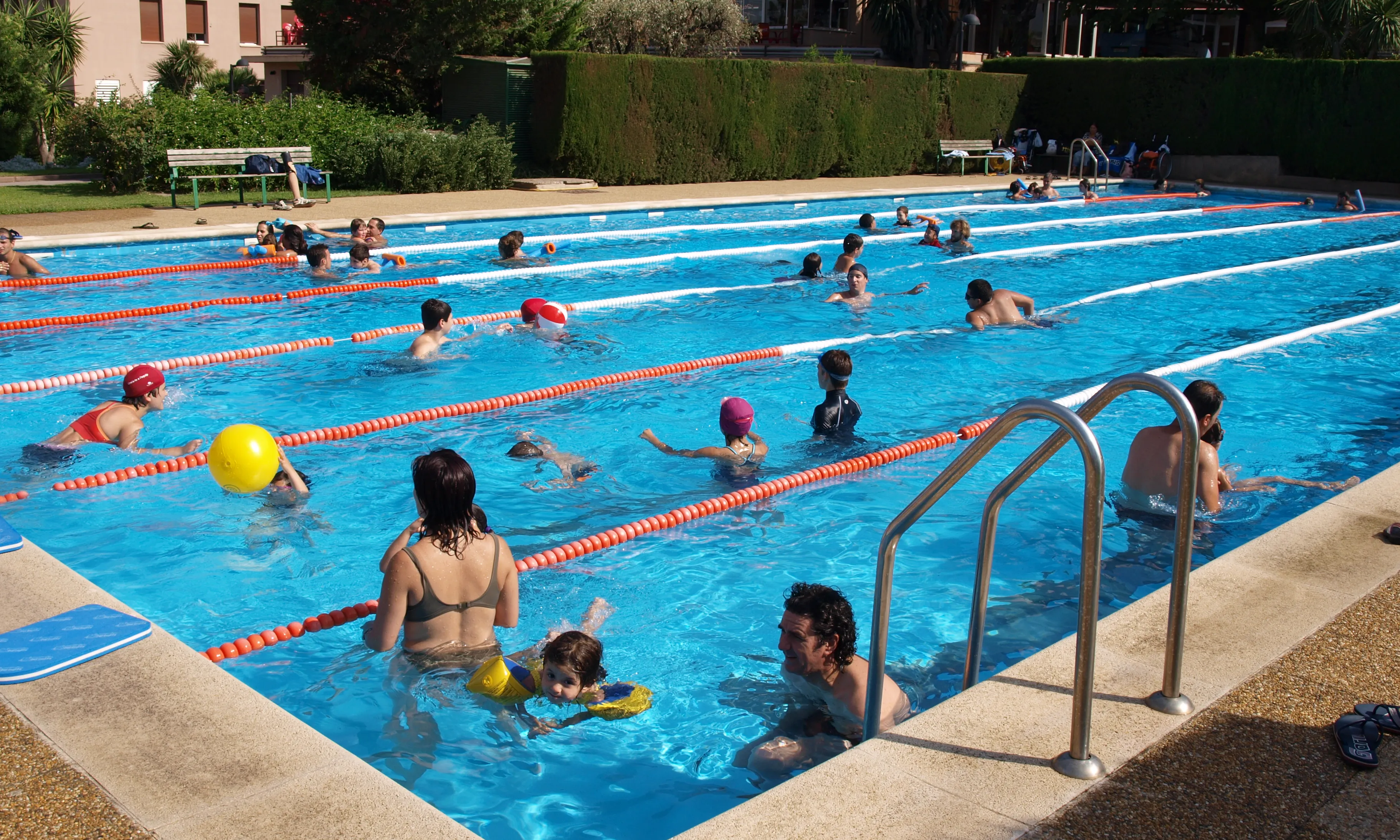 Curset d'activitat aquàtica a la piscina de l'Hospital Sant Rafael.