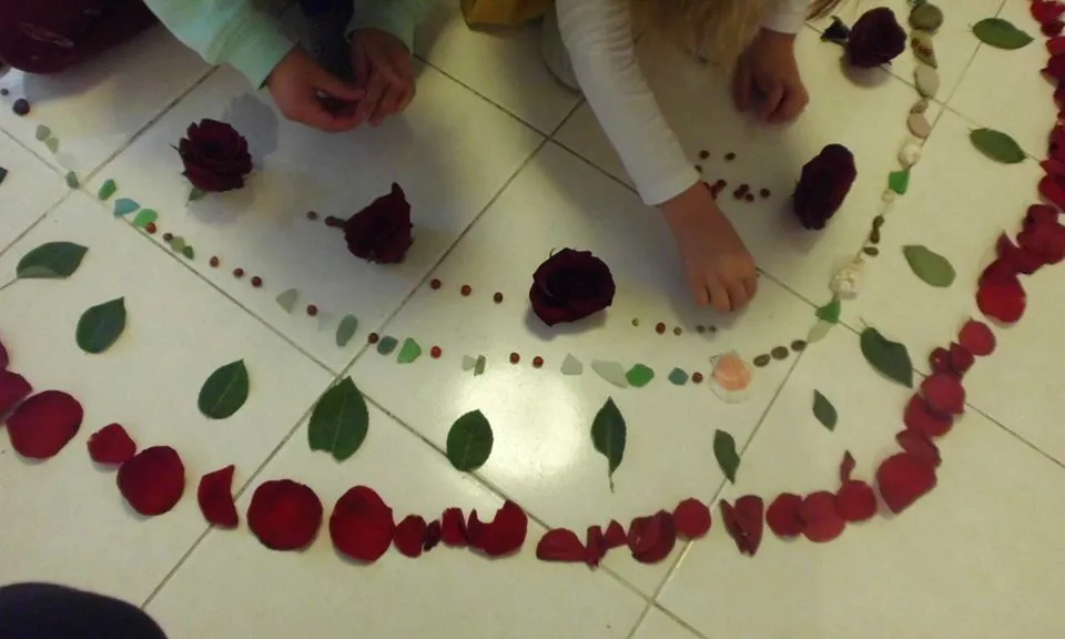 Infants jugant amb pètals de rosa (Font: La Caseta)