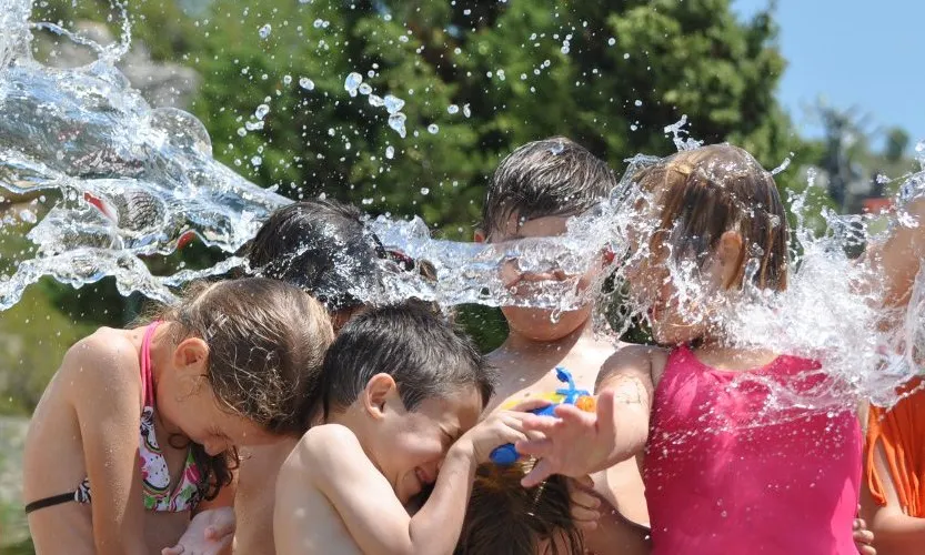 Infants jugant amb aigua. Font: web Fundesplai
