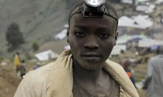 Firma contra els mòbils tacats de sang!