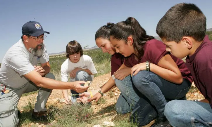 Voluntari ensenyant a estudiants. Font: public-domain-image.com