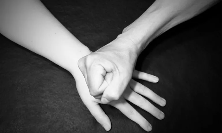 Imatge mà colpejant amb violència una altra. Font: social.cat