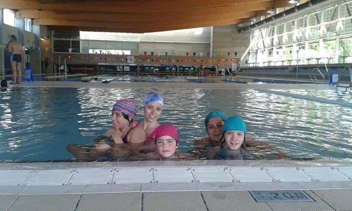 Activitat a la piscina de l'Associació Tramuntanets. font: Facebook de Tramuntanets