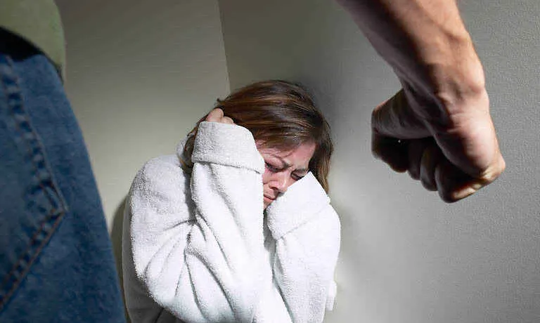 Imatge d'una dona espantada. Font:advocatsreus.org
