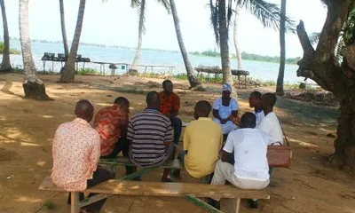 Part de la comunitat de l'illa d'Azizakpe, a la costa de Ghana, amb qui la FNB de la UPC ha desenvolupat una barca per a la mobilitat (Font: CCCD)