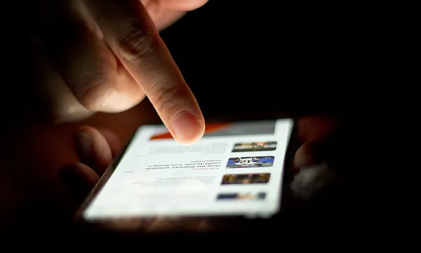 Un usuari fent servir un telèfon mòbil intel·ligent. Foto: Japanexperterna.se