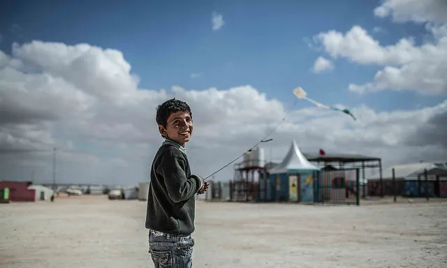 Nen jugant amb un estel. Font: Oxfam International, Flickr