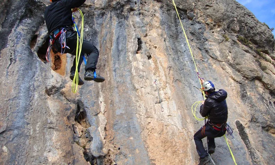 Joves escalant. Font: Web de l'Ajuntament de l'Alqueria d'Asnar