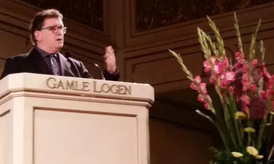 Jordi Tolrà a Oslo parlant sobre Vincles. Font: Twitter