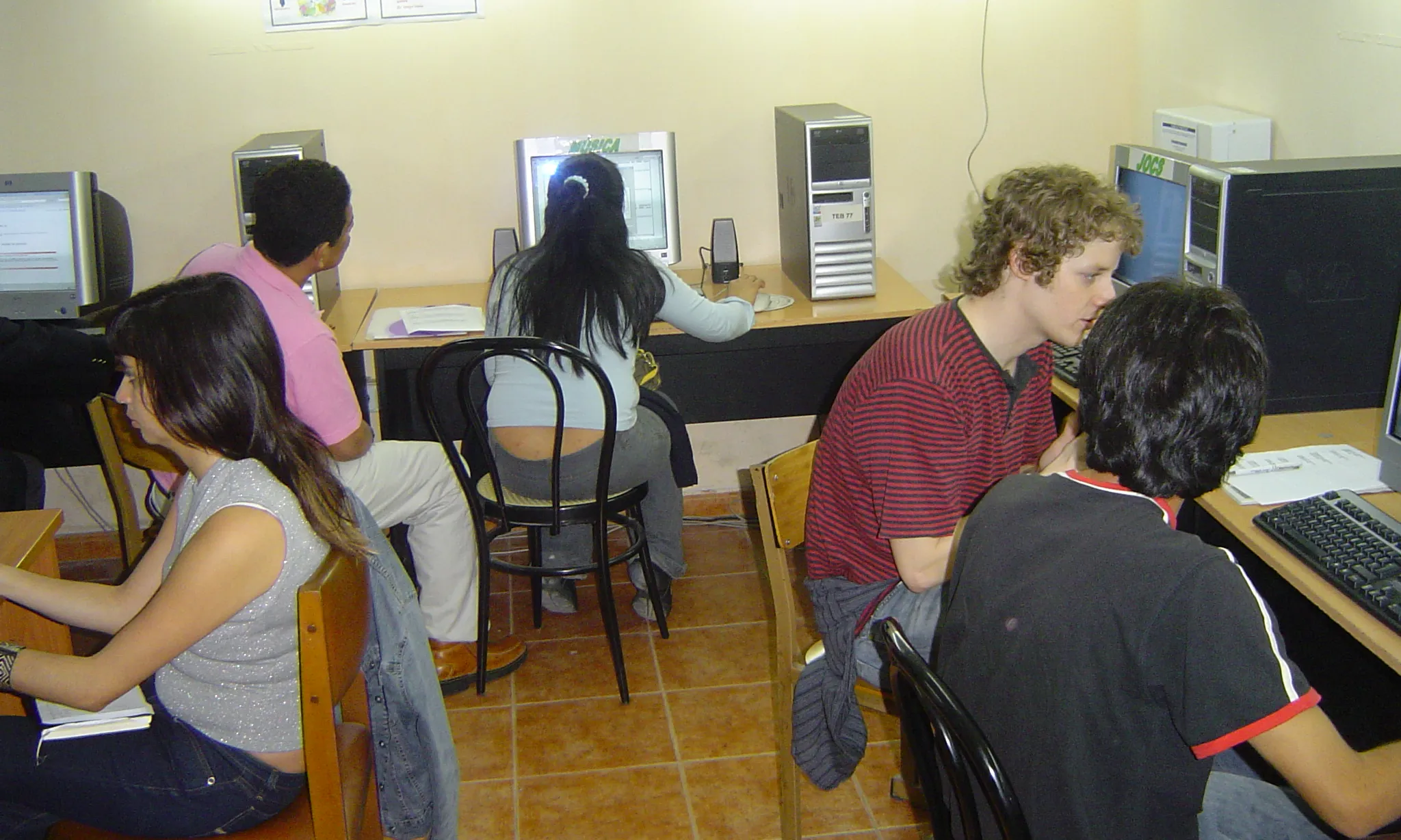 Joves en un telecentre