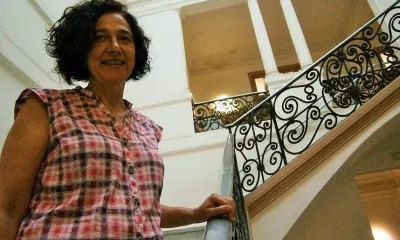 La directora de l'escola a les escales de l'edifici. Font: Zonasec.cat. Autor: Jordi Molina