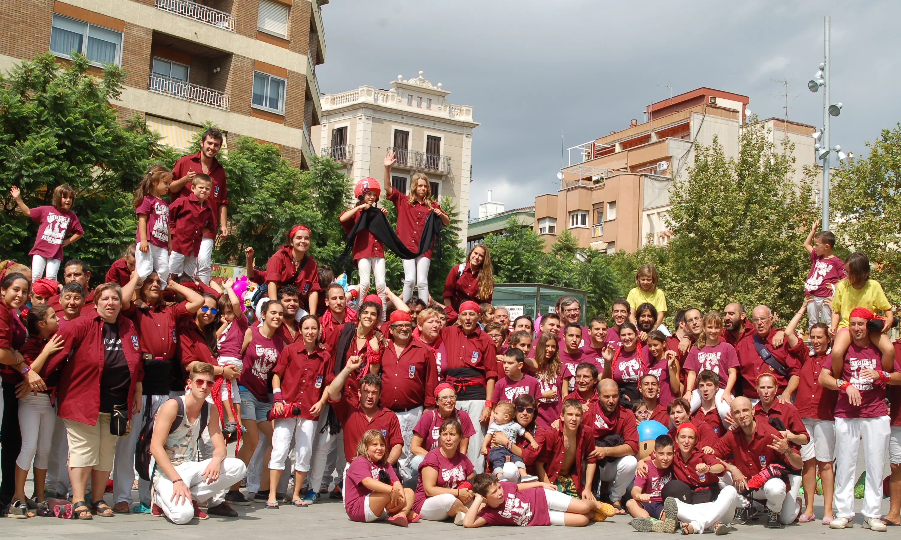 Colla dels Passadors de Sant Adrià de Besòs, el setembre de 2015 en acabar una diada castellera (Font: Passadors)