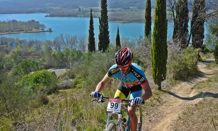 El ciclisme és una activitat habitual al voltant de l'estany (Imatge:saisbikes.wordpress.com)