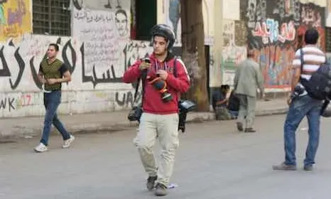 Fotoperiodista fent fotos al carrer. Font: periodismociudadano.com