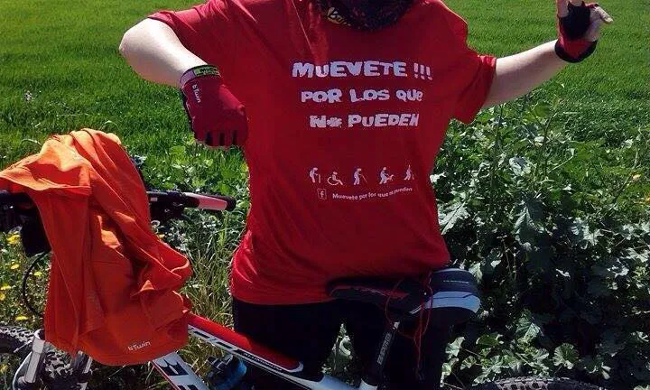 Esportista amb samarreta campanya "Muévete por los que no pueden". Font:web projecte