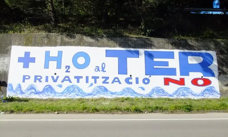 Pintada reivindicativa d'"Aigua és vida" Girona (imatge:facebook/aiguaesvidaGirona  