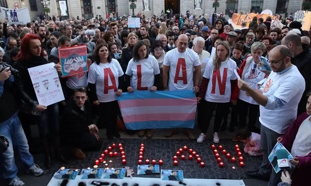 Imatge de la concentració en honor a l'Alan. Font: web elperiodico.com