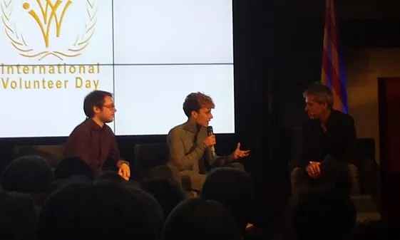 Voluntaris conversant amb Albert Om