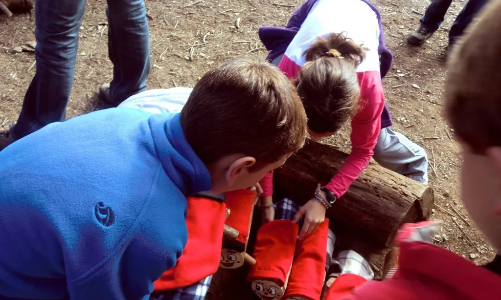 canalla anant a buscar el tió al bosc