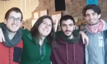 Quatre dels membres de la Junta que han respost l'entrevista: el Joan Codina, l'Helena Xandri, l'Arnau Cànovas i l'Albert López. Dalt de tot, el mític alien de l'Ateneu