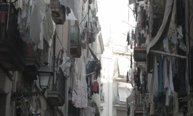 La roba estesa als balcons d'un carrer del Raval