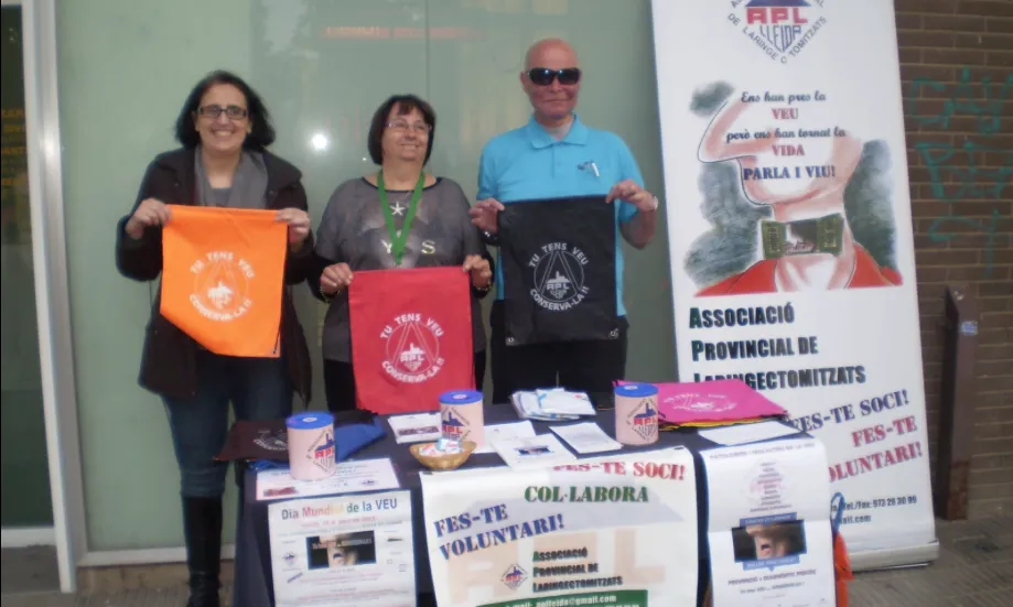 Una de les taules informatives durant la jornada de l'any passat. Font: Associació Provincial de Laringectomitzats.