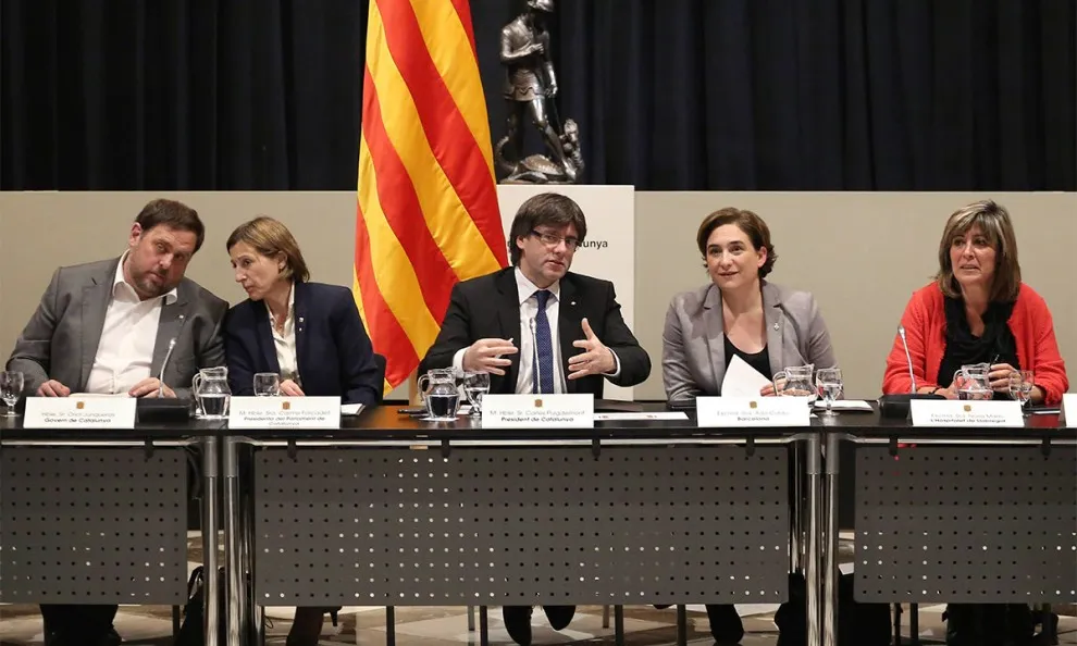 Fotografia de la reunió encapçalada pel president de la Generalitat, Carles Puigdemont. Font: web naciodigital.cat