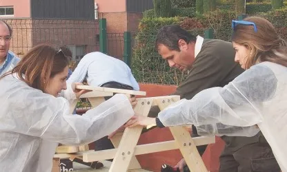 Voluntaris i voluntàrires fent tasques de manteniment a l'edifici de la Fundació Maria Raventós