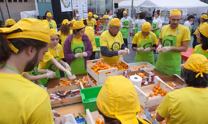 100 voluntaris i voluntàries al Gran Dinar de Barcelona organitzat per la PAA van recuperar més de 4 tones d'aliments, servint més de 4000 racions (imatge: aprofitemelsaliments.org)