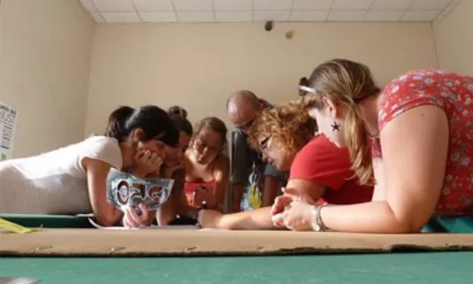 Joves participant en una dinàmica
