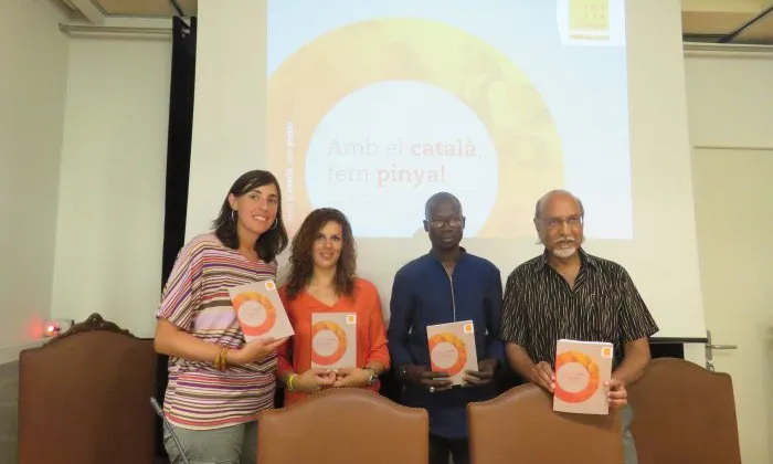 Presentació del llibre 'Amb el català, fem pinya!'. Font: Plataforma per la Llengua