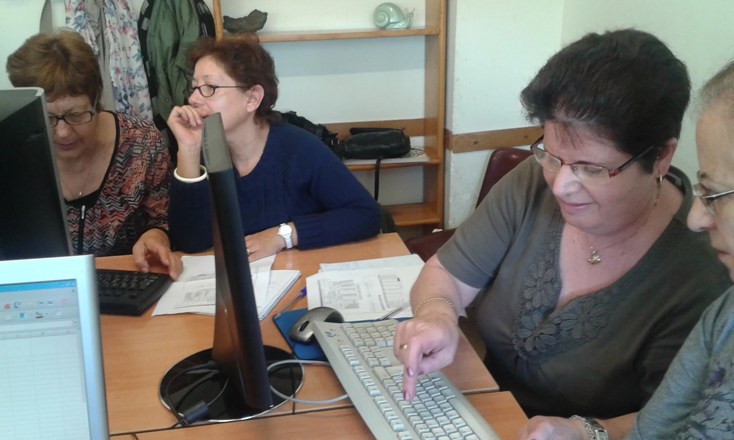 Participants en els tallers d'informàtica d'Àgora