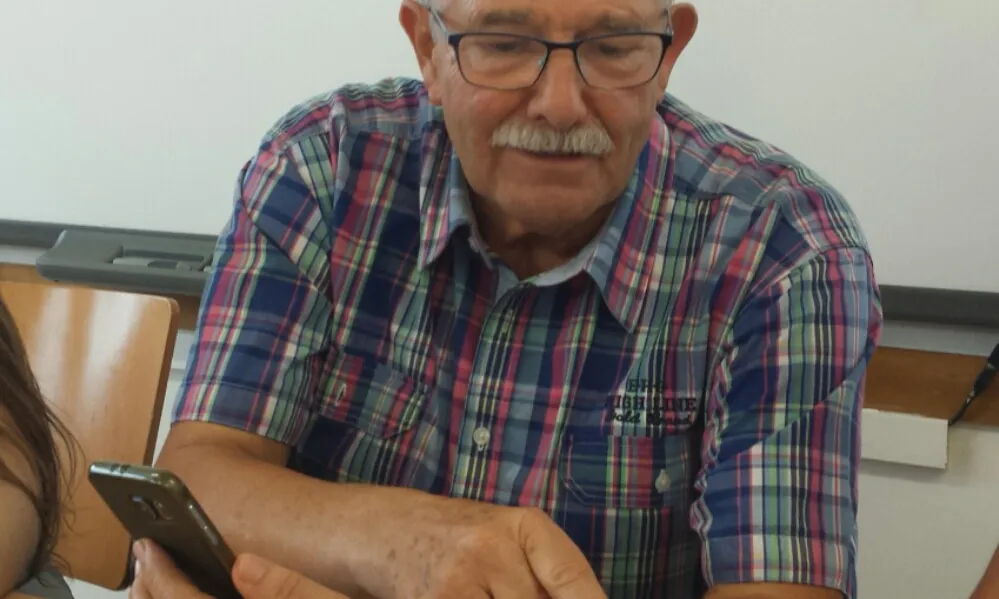 El Javier en una sessió amb telèfons intel·ligents 