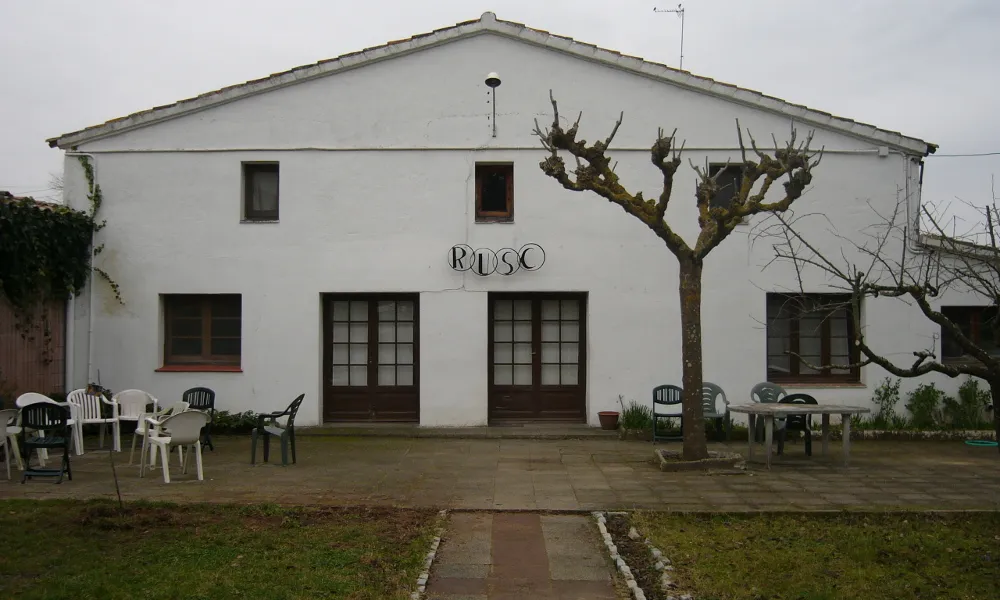 La masia, una de les tres ubicacions de la fundació, on es fan els tallers