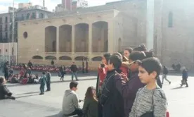 Alumnes de l'escola a la plaça que hi ha davant del MACBA