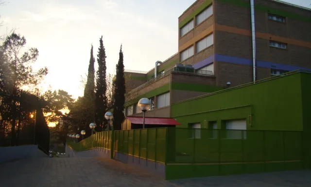 Edicici de l'escola del barri de Ciutat Meridiana
