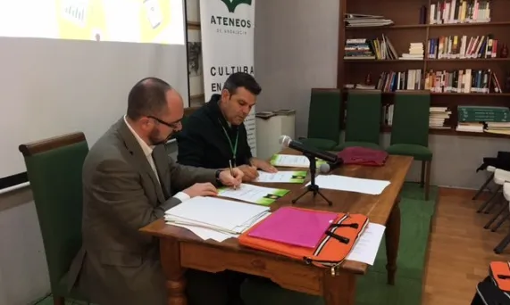 Salvador Casals, president de la Federació d'Ateneus de Catalunya (esq.) i Antonio Manuel Rodríguez, president de la Federación de Ateneos de Catalunya (dreta) (font: FAC).