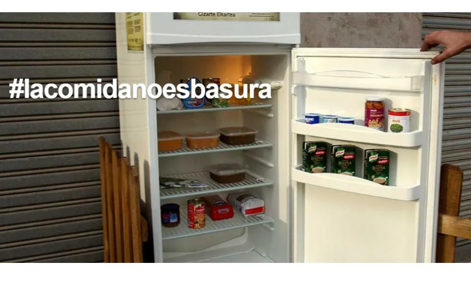 Neix la primera nevera solidària a Barcelona a l'Ateneu l'Harmonia (imatge:neverasolidaria.org)