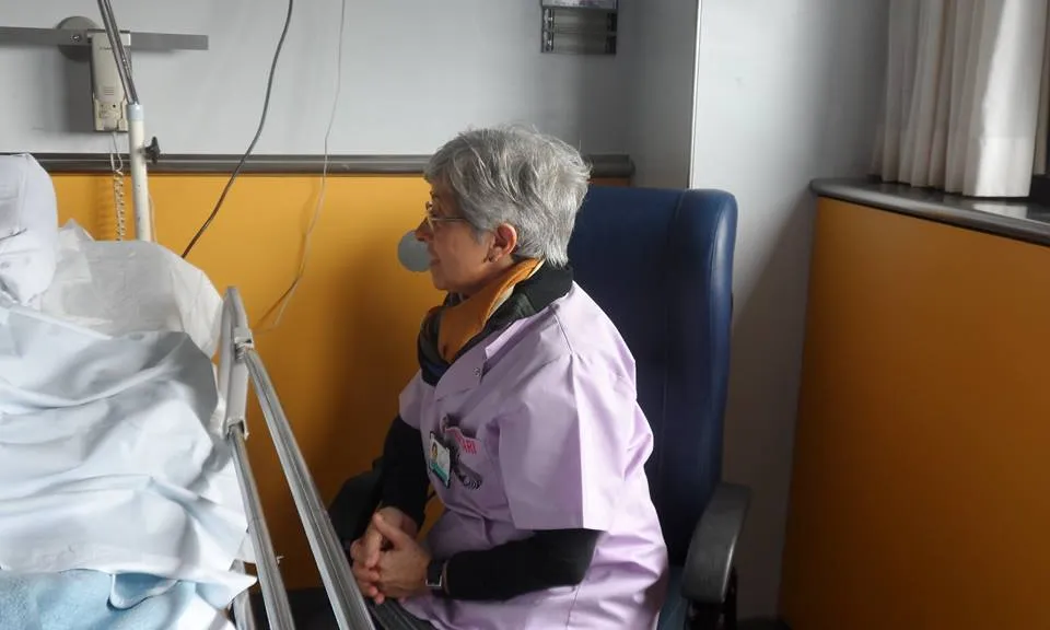 Una de les tasques que ofereixen les persones voluntàries és acompanyament en ingressos hospitalaris. Font: Tarraco Salut