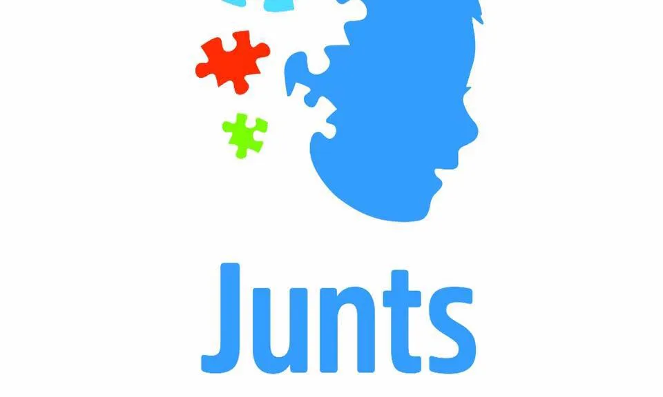 Junts treballa conjuntament amb les famílies donant-lis orientació, acompanyament i suport.