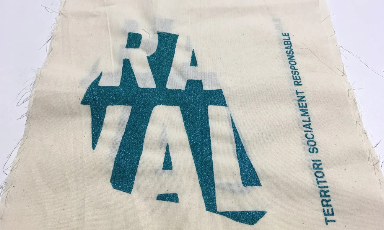 Tela serigrafiada amb el logo de la iniciativa