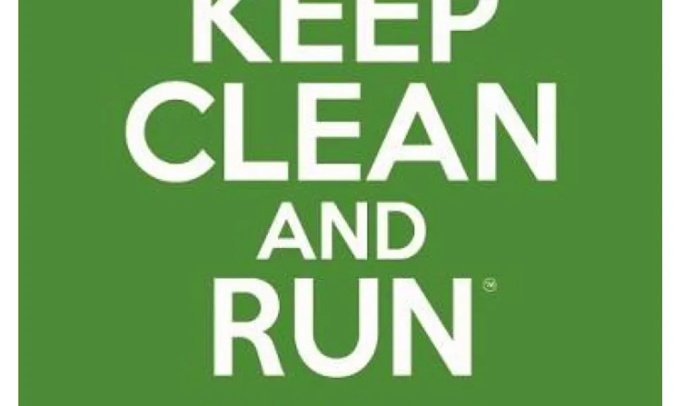 Una eco-trail on els i les runners corren i  s'ajupen a recollir els residus (imatge: KeepCleanandRun) 