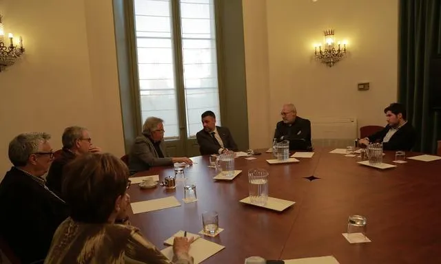 Presentació dels I Premis Antoni Carné al conseller de Cultura, Santi Vila (font: ENS).