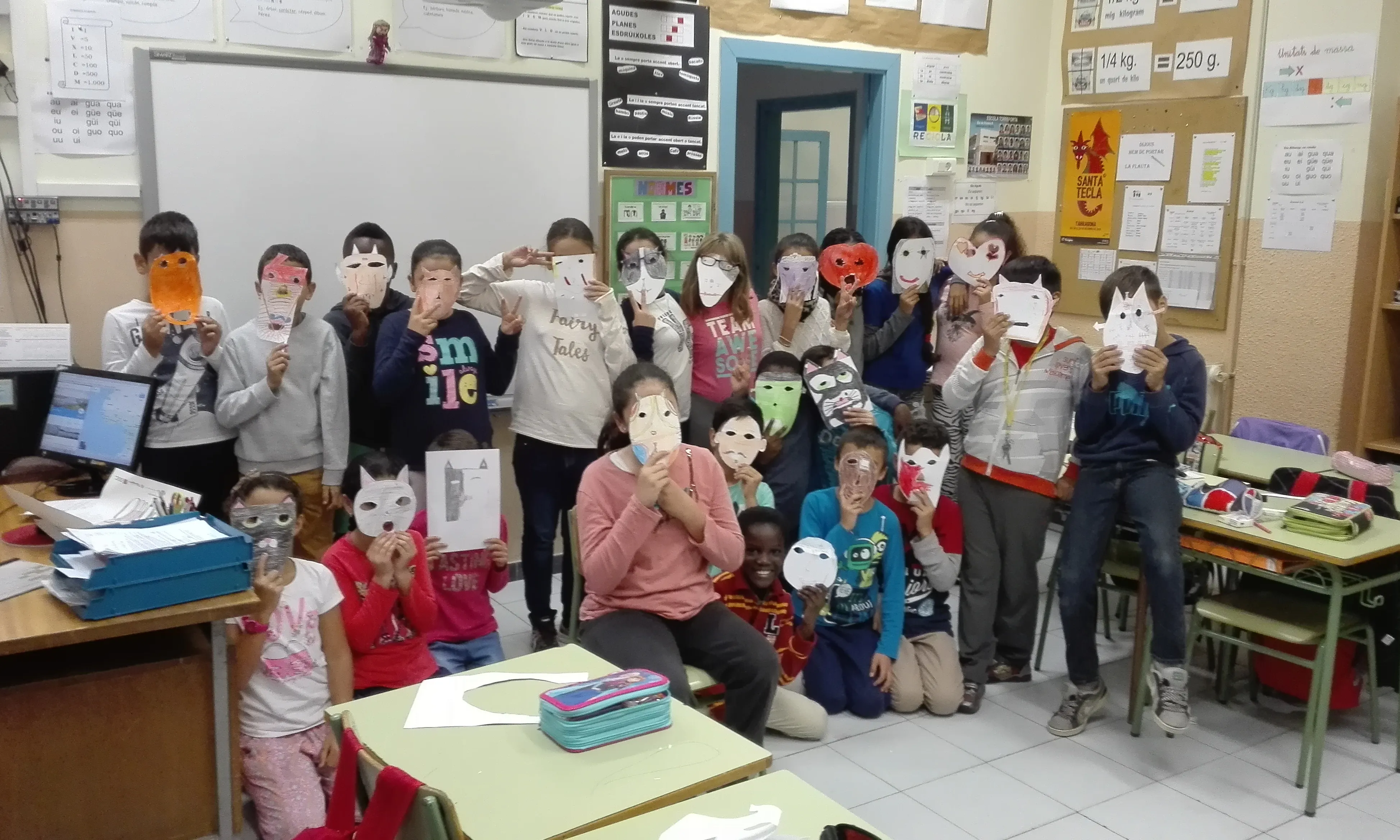 Grup d'infants de l'escola Torreforta, participants a "Ni uniformes ni etiquetes" de la Fundació Akwaba