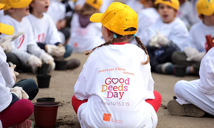 Nena petita que participa en el Good Deeds Day. Font: Good Deeds Day