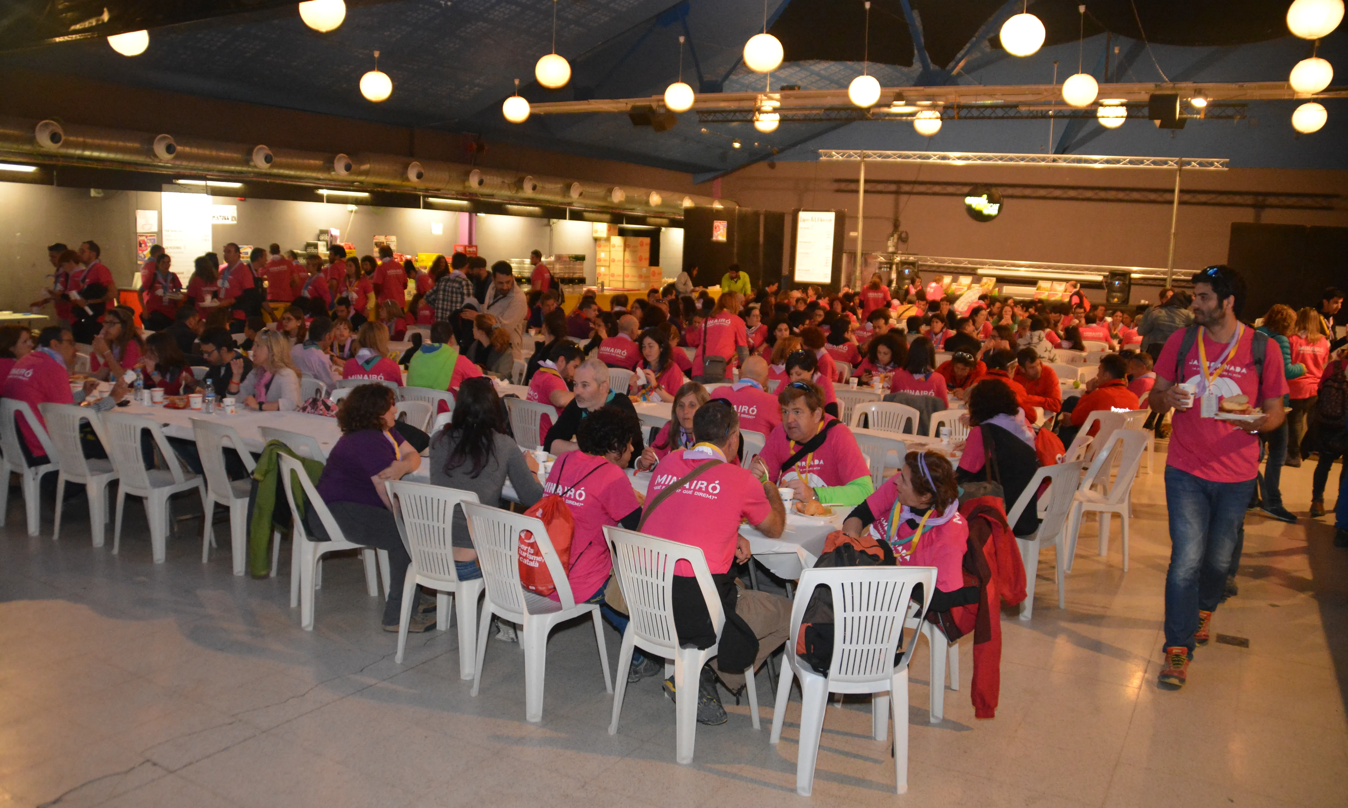 La Casa del Minairó plena de voluntaris menjant