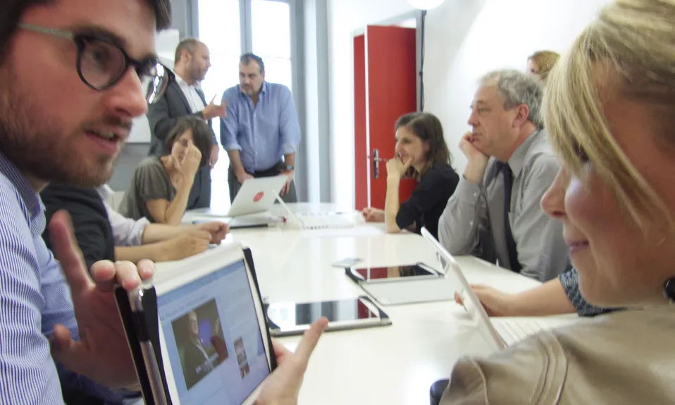 reunió, tablet, persones primer pla