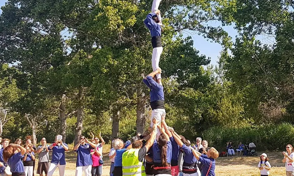 Els castellers de la Il·lusió han estat els padrins de l'acte al riu Francolí a Tarragona