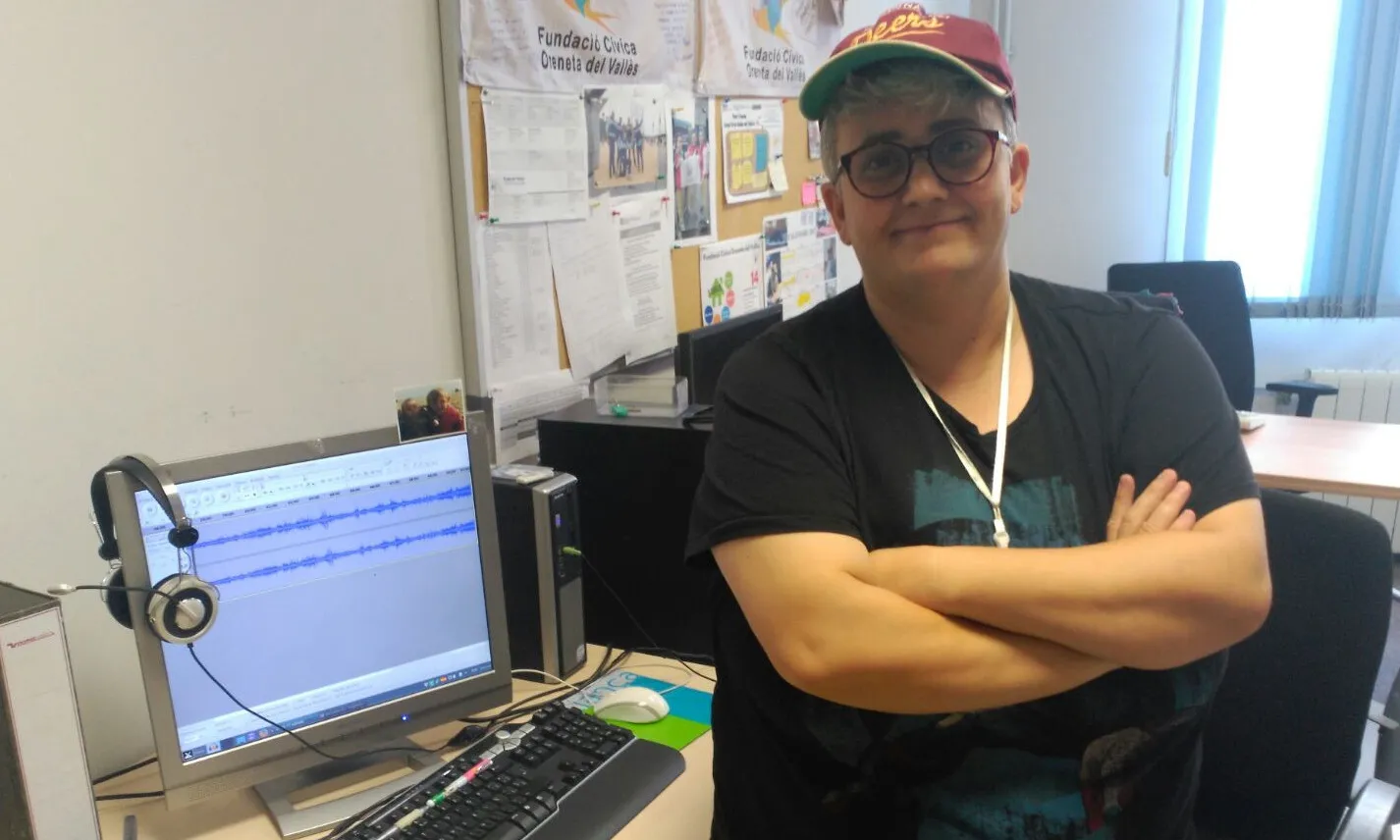 L'Eva davant d'un dels ordinadors que fan servir per emetre amb la ràdio